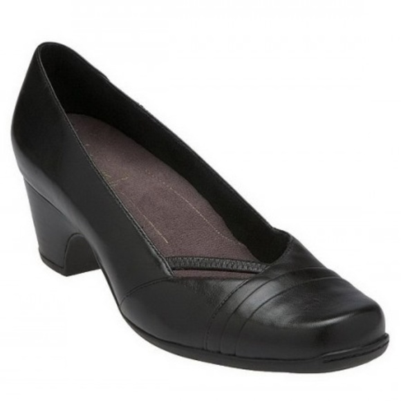 clarks black leather pumps